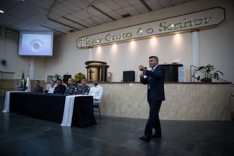 Pastor Roni Negreiros, coordenador do programa Universal nas Forças Policiais, em evento da Polícia Militar em templo da Igreja Universal do Reino de Deus