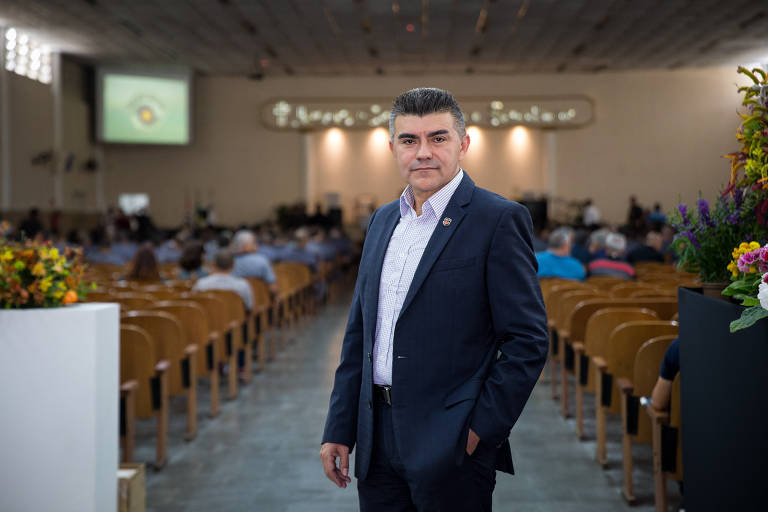 Pastor Roni Negreiros, coordenador do programa Universal nas Forças Policiais, em evento da Polícia Militar em templo da Igreja Universal do Reino de Deus
