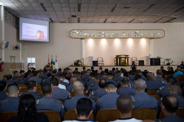 Evento do 19º Batalhão da PM-SP em templo da Igreja Universal do Reino de Deus na zona leste da capital