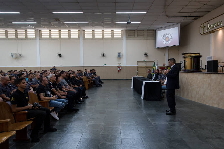 Pastor Roni Negreiros, coordenador do programa Universal nas Forças Policiais, em evento da Polícia Militar em templo da Igreja Universal do Reino de Deus