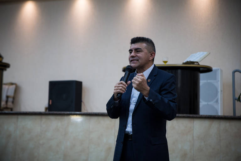 Pastor Roni Negreiros, coordenador do programa Universal nas Forças Policiais, em evento da Polícia Militar em templo da Igreja Universal do Reino de Deus
