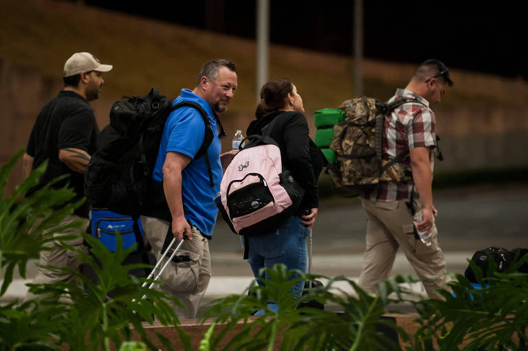 Brasileiros deportados em voo em outubro de 2019 chegam a Confins 