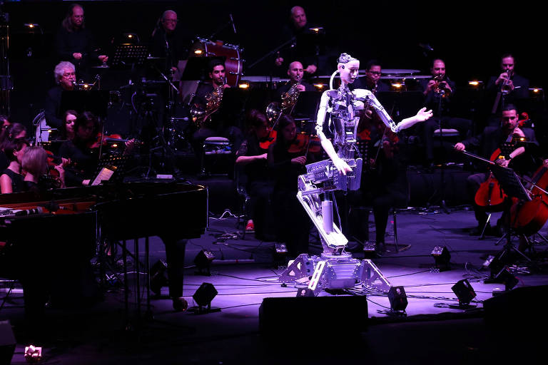 Maestro-androide, durante concerto de orquestra em Sharjah, nos Emirados Árabes Unidos