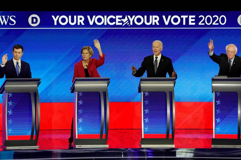 Pete Buttigieg, Elizabeth Warren, Joe Biden e Bernie Sanders no palco durante o debate do Partido Democrata em New Hampshire