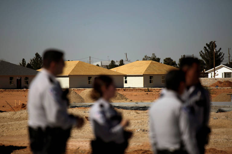 oficiais de imigração no deserto do texas