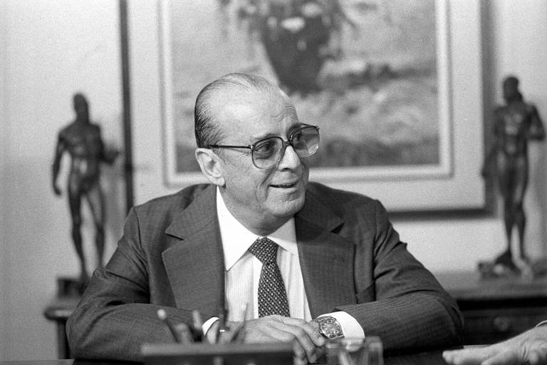 Figueiredo herda as consequências do que a ditadura chamou de "Milagre Econômico", projeto que a longo-prazo gerou alto índice de inflação e levou o país à recessão econômica, agravando o quadro de miséria e desigualdade social, além do aumento na dívida externa, que quase duplicou, chegando a $105 bilhões de dólares em 1985