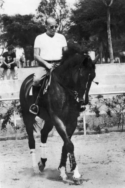 A personalidade e biografia de Figueiredo, um militar burocrata, combinavam com a transição política "sob rédeas curtas". Ele investe na criação de uma persona presidencial e gosta de exibir uma imagem de cavaleiro atlético. Em entrevista, quando perguntado sobre o que achava do povo brasileiro, respondeu que "era melhor o cheiro de cavalo"; sobre a inflação, disse que "se fosse um cavalo, já tinha domado"