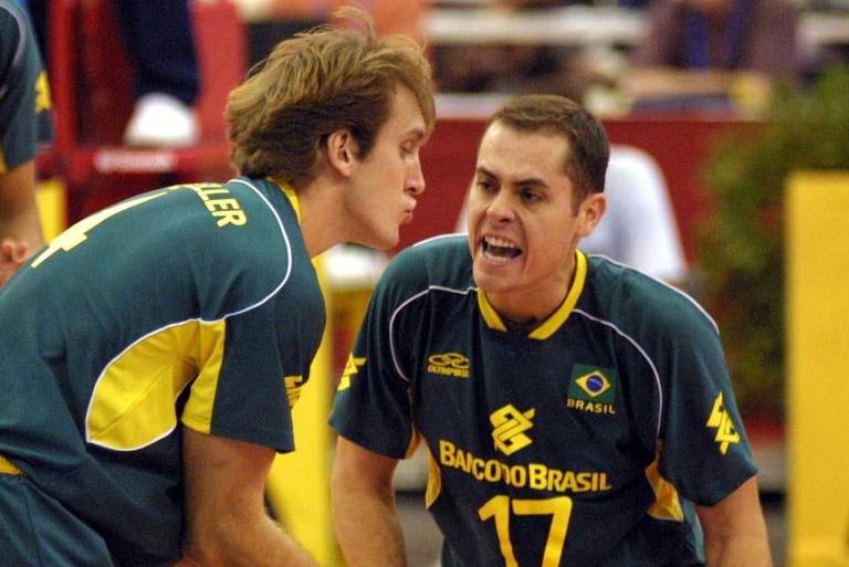 André Heller (à esq.) e Ricardinho em jogo pela seleção brasileira em 2003