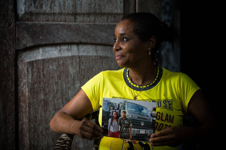 Lenar Gonçalves da Silva, 55, mostra retrato com o filho, Bruno Wenderson, assassinado em Ananindeua (PA)