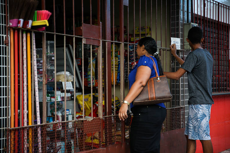 No bairro do Icuí, na periferia de Ananindeua (PA), há ruas onde o comércio só funciona atrás das grades