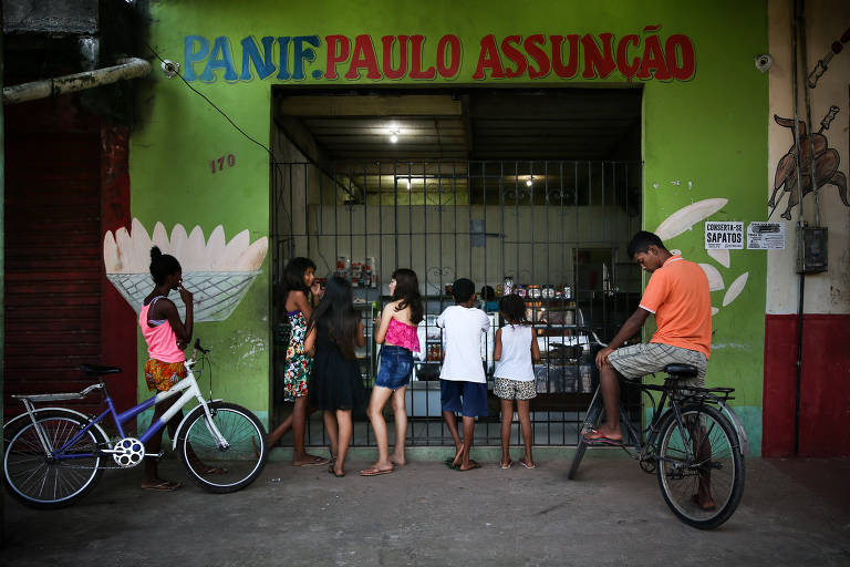 Padaria em Ananindeua vende pão através de grades colocadas após sucessivos assaltos