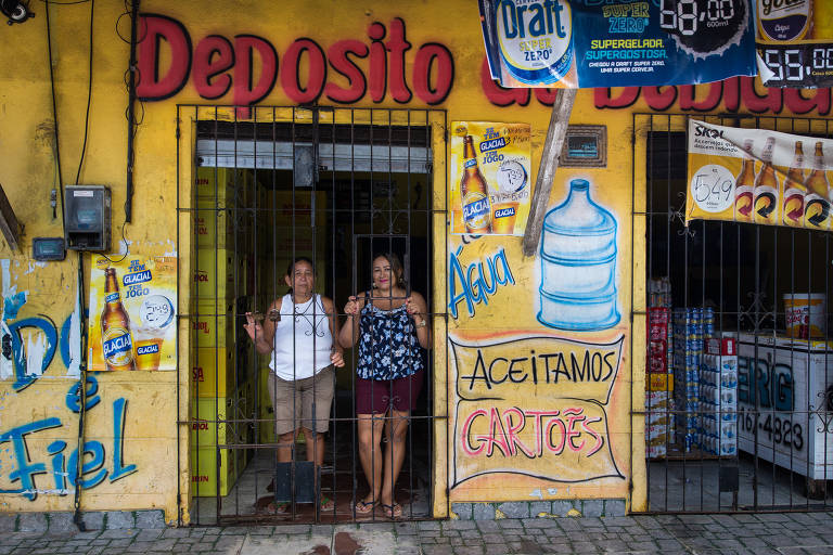 Iza Santos, 37, e sua mãe, comerciantes no bairro do Icuí, têm uma distribuidora de bebidas que funciona atrás das grades