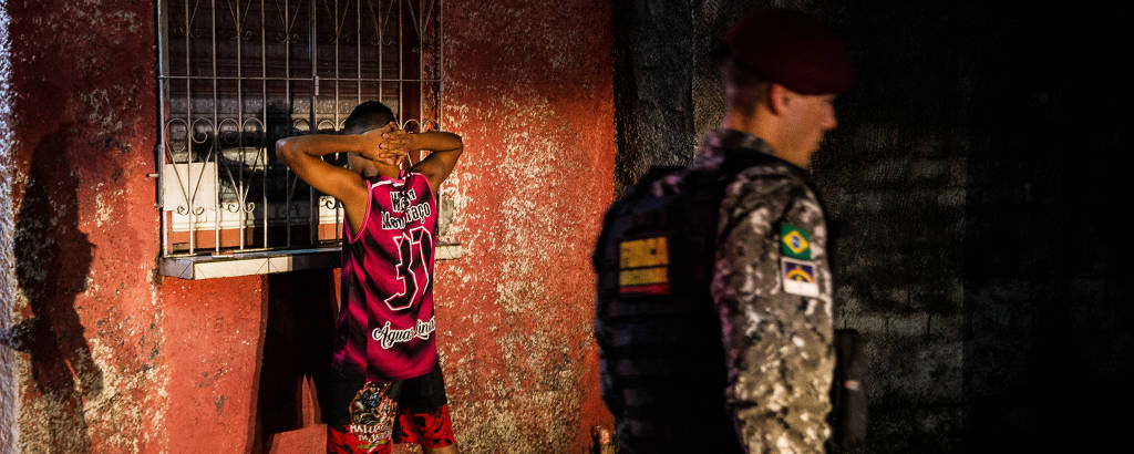 Agentes da Força Nacional revistam dois homens durante ronda em Ananindeua (PA), uma das cidades que fazem parte do projeto de segurança Em Frente, Brasil