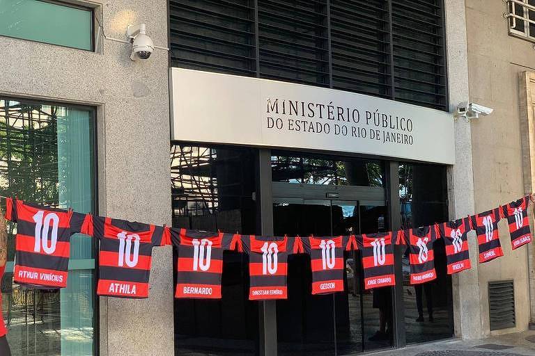 Torcedores do Flamengo espalham camisetas pelo Rio em homenagem a mortos no Ninho do Urubu 