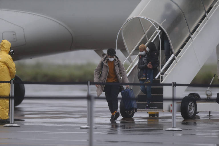 Brasileiros trazidos da China desembarcam das aeronaves enviadas pelo governo Brasileiro à Wuhan, na China, epicentro da epidemia de coronavírus