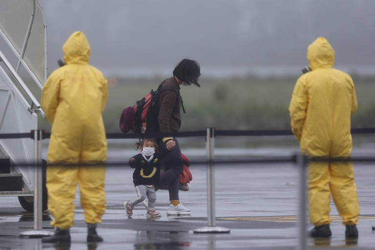 Brasileiros trazidos da China desembarcam das aeronaves enviadas pelo governo Brasileiro à Wuhan, na China, epicentro da epidemia de coronavírus