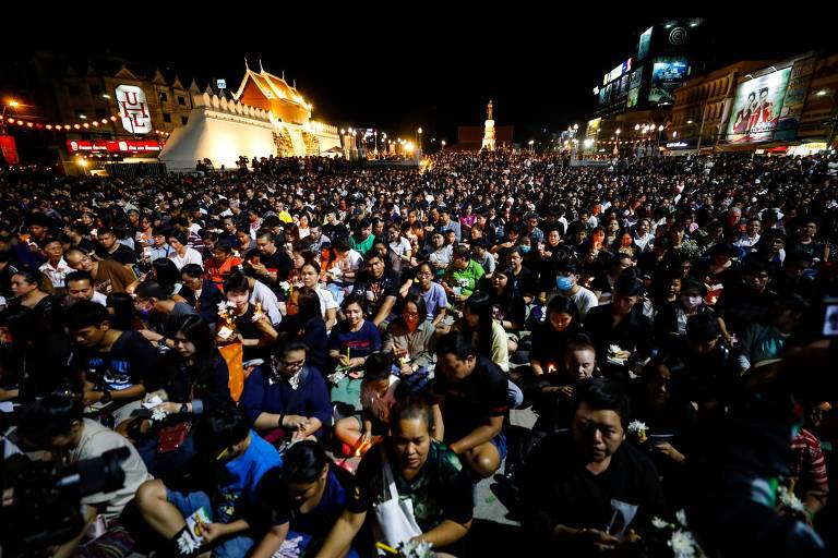 Tailandeses em Bangcoc se reúnem em vigília por vítimas do massacre na cidade de Nakhon Ratchasima