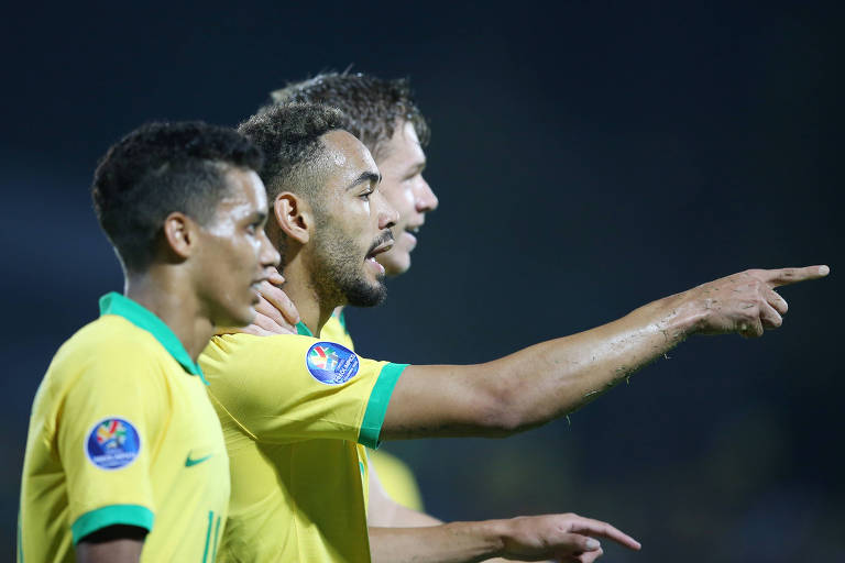 Matheus Cunha (apontando) comemora gol contra a Argentina