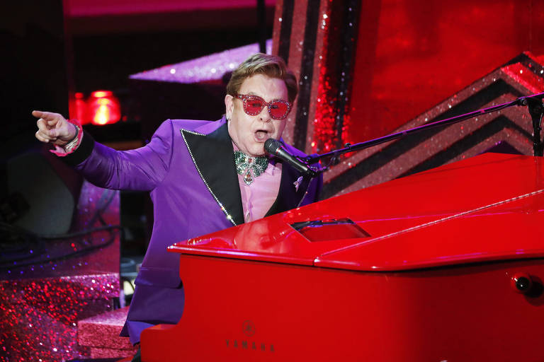 Elton John tranquiliza fãs após foto em cadeira de rodas: 'Ótima saúde'
