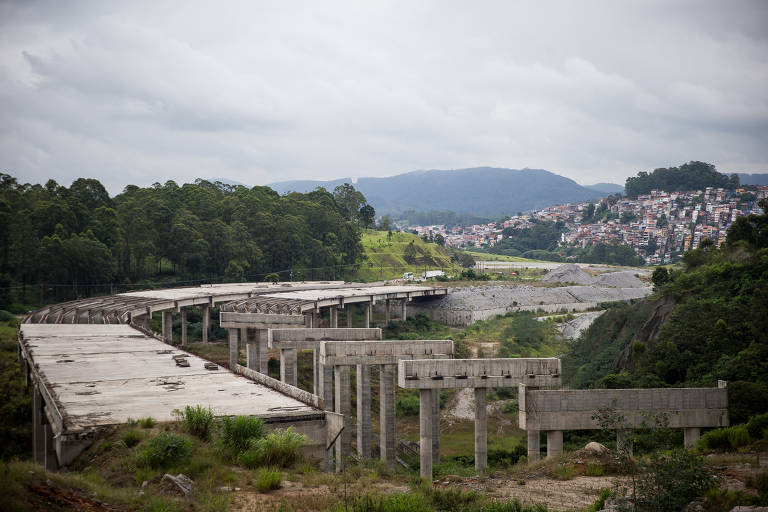 Obras do trecho norte do Rodoanel de São Paulo. Foto mostra obra inconclusa de trecho elevado de rodovia.