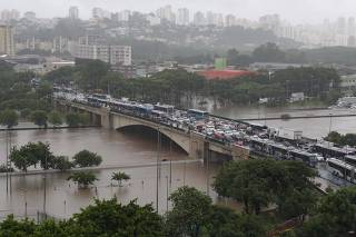 Chuva causa alagamento na região da Ponte da Casa Verde.