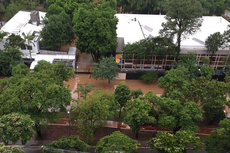 Colégio Santa Cruz, em Alto de Pinheiros, com entrada alagada após a chuva em SP