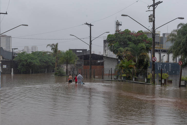 Ponte Julio de Mesquita Neto e marginal Tietê vazias devido as fortes chuvas em São Paulo