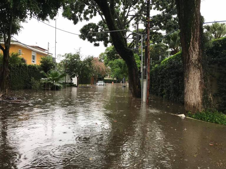 A rua Hilário Magro Júnior, ficou alagada na esquina com a rua Alvarenga, no Bairro do Butantã. O temporal que atinge São Paulo desde domingo (9) deixou a cidade em estado de atenção