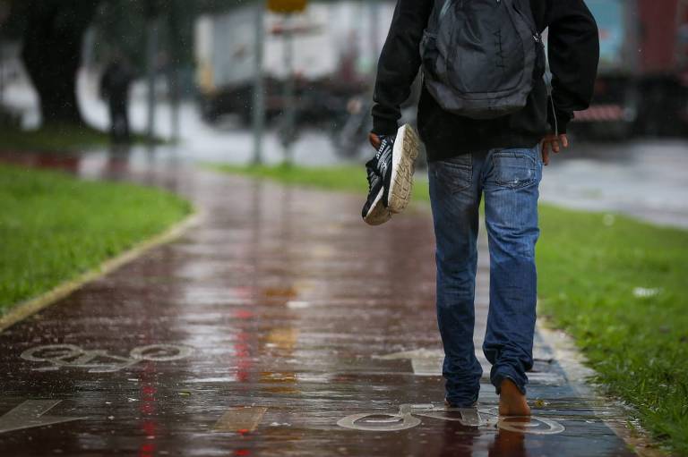 Avenida Gastão Vidigal na Ceagesp, com pontos de alagamentos após forte chuva na madrugada de hoje