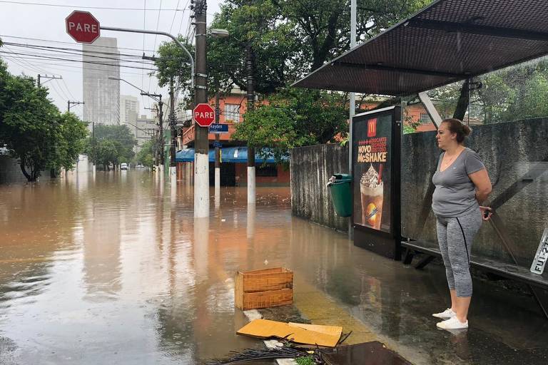 A administradora Maria do Carmo Massarelli, 48, veio tentar resgatar o pai e a mãe, de 85 anos, e a irmã, de 51, da casa em que vivem, na rua Baumann, na Vila Leopoldina (a casa fica ao lado do toldo azul). Ela conta que a casa está alagada. “Preciso tirá-los de lá. Minha mãe está com pneumonia”, diz. O temporal que atinge São Paulo desde domingo (9) deixou a cidade em estado de atenção