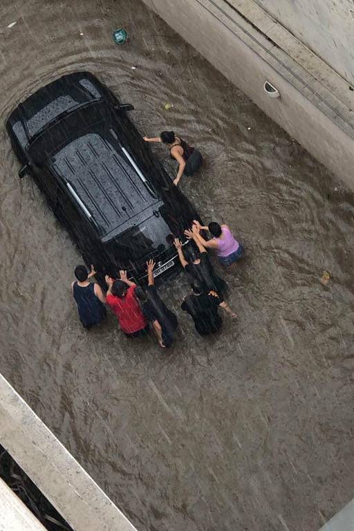 Alagamento em um condomínio e seu entorno na rua Sérgio Tomás, Bom Retiro. O temporal que atinge São Paulo desde domingo (9) deixou a cidade em estado de atenção