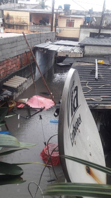 Casa alagada na Vila Itaim, Zona Leste de São Paulo. O temporal que atinge São Paulo desde domingo (9) deixou a cidade em estado de atenção