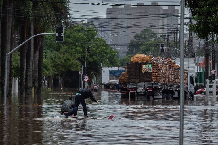 Chuva causa alagamentos em São Paulo