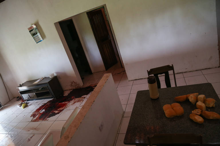 Casa onde o ex-PM Adriano da Nóbrega foi morto após ação da PM tem manchas de sangue no chão; na mesa, há pães e uma garrafa de café