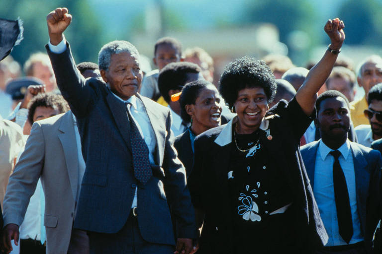 Nelson Mandela, ao lado de Winnie, ao deixar a prisão em 11 de fevereiro de 1990