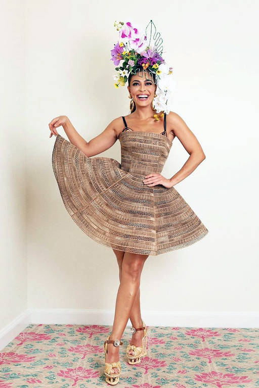 Juliana Paes em um  vestido inspirado nas belezas naturais da Amazônia, feito de rafia, com efeito tridimensional, da Dolce&Gabbana