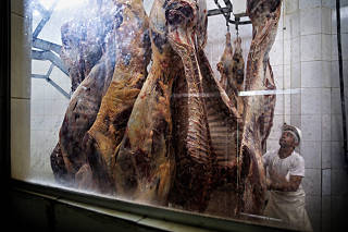 Funcionário acompanha a pesagem de carne no frigorífico em Xapuri