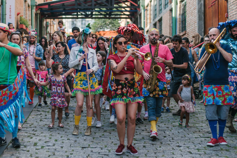 Desfile do bloco de Carnaval Sainha de Chita