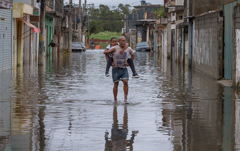 Moradores da Vila Itaim, em São Paulo, voltaram a conviver com ruas alagadas 
