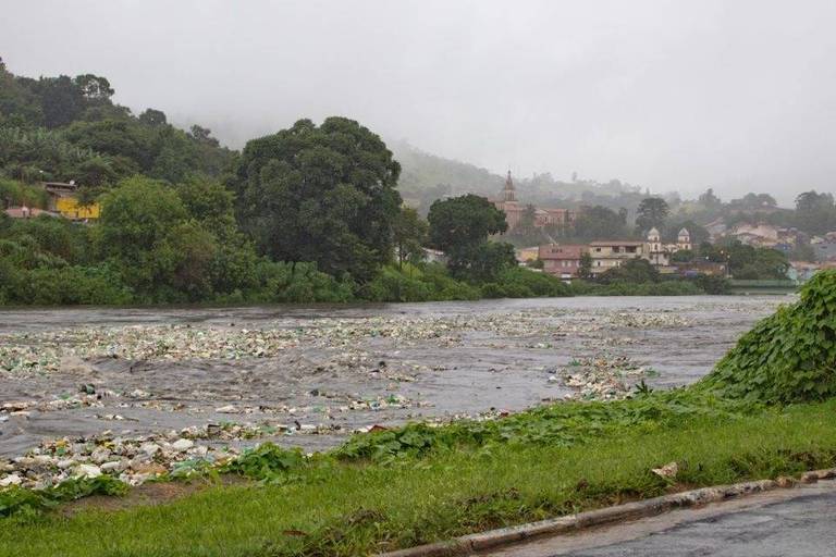 O rio Tietê em Pirapora do Bom Jesus transbordou e levou a Defesa Civil da cidade a evacuar pelo menos 30 famílias que viviam em áreas de risco para alagamentos