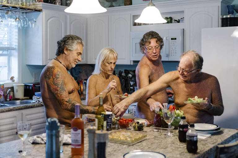 Jack Clark (de óculos, ao centro) recebe Karyn e Jayson McMullen (com tatuagem) e Charlie Herndon, no resort Lake Como, em Lutz, na Flórida