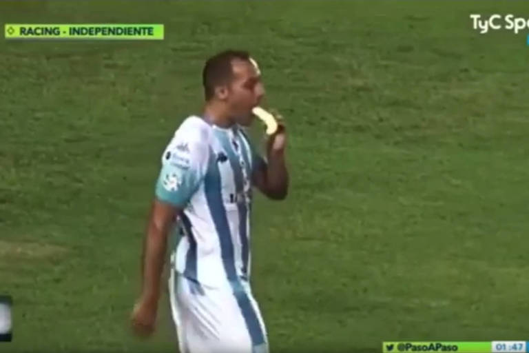 Chelo Díaz come banana durante o clássico entre Racing e Independiente