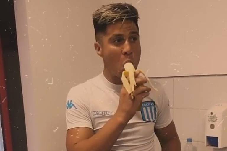Jonatan Cristaldo imita o companheiro Chelo Díaz lança o desafio da banana nas redes sociais