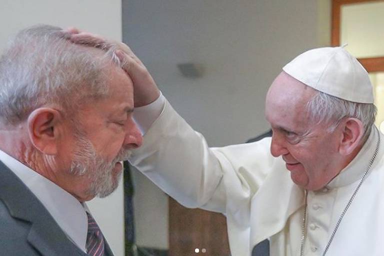 O ex-presidente Lula e o papa Francisco em encontro nesta quinta (13)