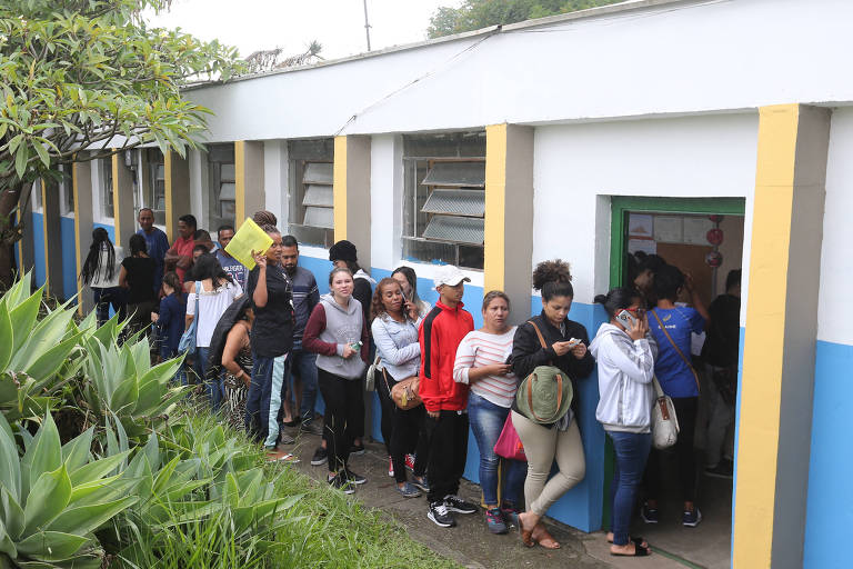 Pais fazem fila para matricular os filhos em escola de tempo integral na zona sul de SP 
