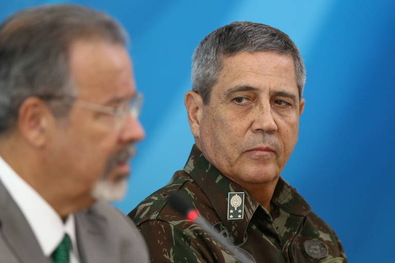 O então ministro da Defesa, Raul Jungmann, e Braga Netto, à época chefe do Comando Militar do Leste, em entrevista sobre a intervenção federal no Rio de Janeiro, que seria comandada pelo general