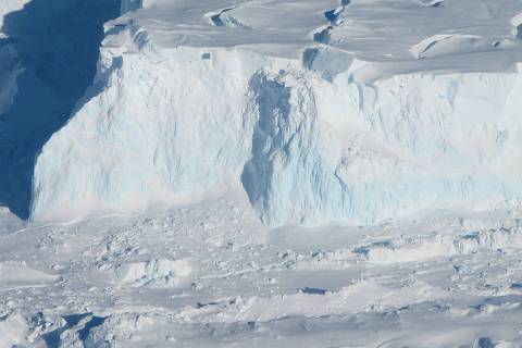 A borda externa da geleira Thwaites. À medida que a geleira deságua no oceano, ela se torna gelo marinho e eleva o nível do mar. O degelo está acontecendo particularmente rápido. Alguns pesquisadores acreditam que ele já pode ter caído em instabilidade ou estar perto desse ponto, embora isso ainda não tenha sido estabelecido