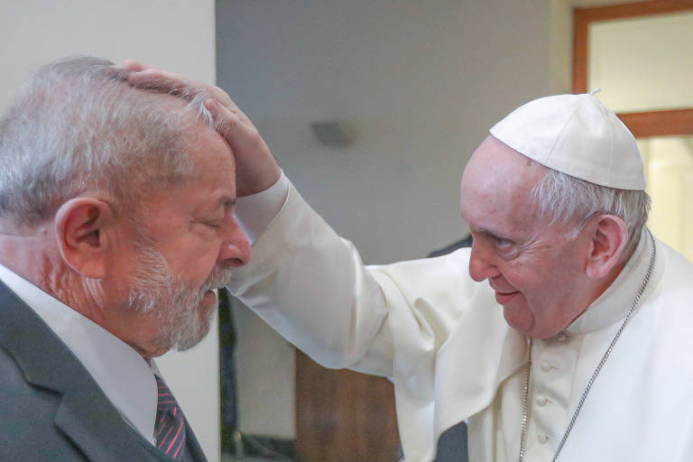 Encontro de Lula com o papa Francisco no Vaticano, em 2020. pontífice põe a mão sobre a cabeça do ex-presidente