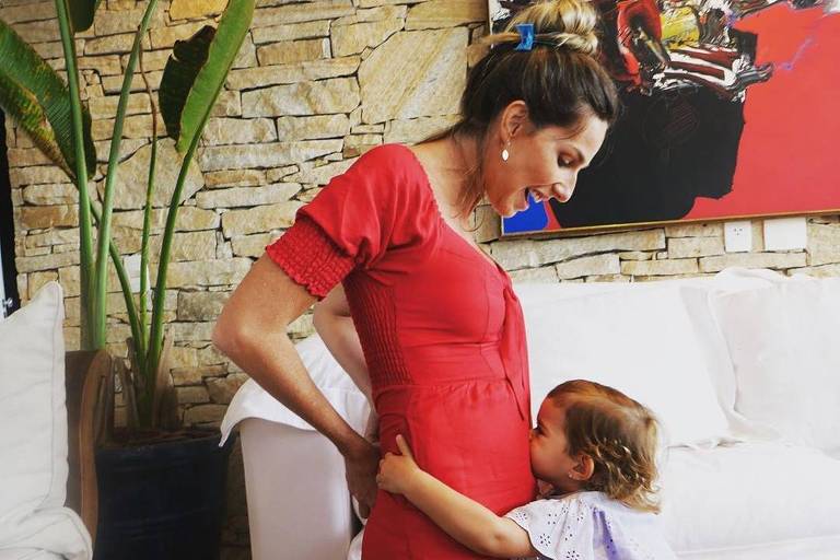 Mariana Weickert recebe o carinho da filha, Theresa, durante a gravidez
