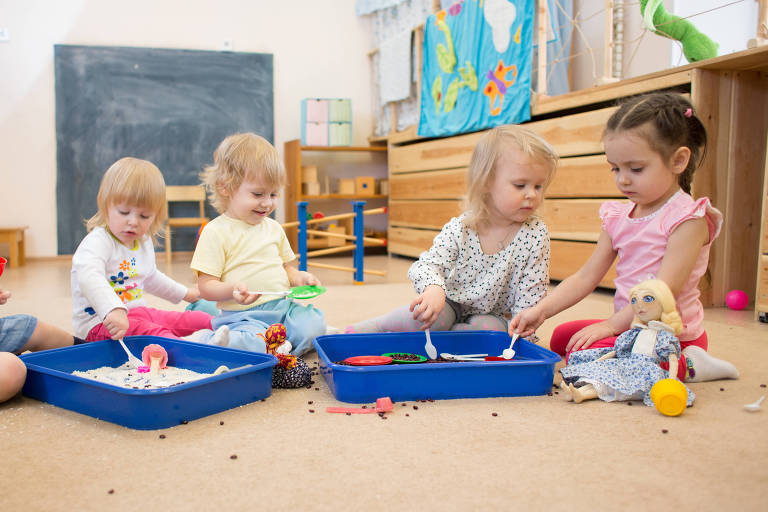 Crianças brincam em espaço lúdico de escola infantil